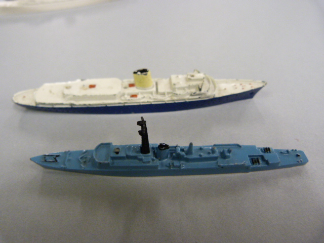 Collection of Die-Cast Metal Tri-Ang ships - Royal Yacht Britannia 1.721, Antilles M.713, HMS - Image 8 of 10