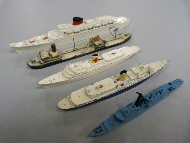 Collection of Die-Cast Metal Tri-Ang ships - Royal Yacht Britannia 1.721, Antilles M.713, HMS - Image 6 of 10