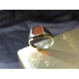 Quality 9ct Gold London 1954 Gents Cornelian Signet Ring by ACCo. The head measures approx 11.17mm