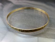 9ct Yellow Gold bangle with love heart decoration. Diameter approx 6.5cm. Weight approx 5.4g