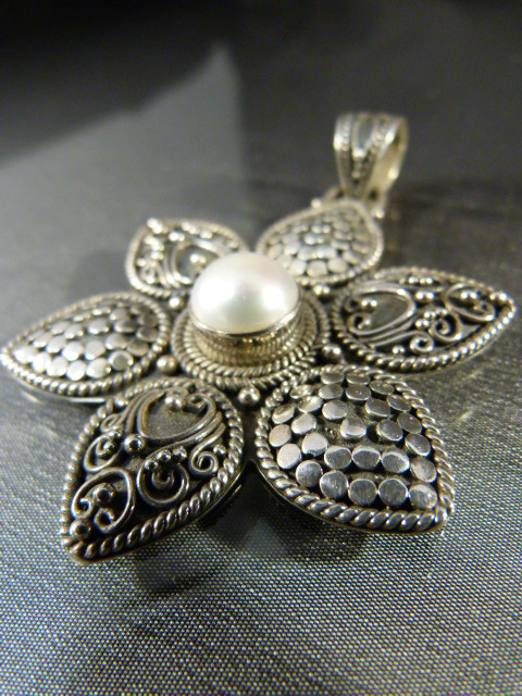 A Suarti hallmarked silver (925) pendant in the shape of a flower head. Centre of the flower set - Image 3 of 5