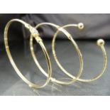 3 x 9ct Gold bangles. (1)Torque style hollow bangle approx 2.9mm wide (2) Approx 2.82mm wide