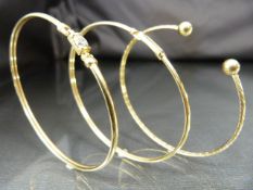 3 x 9ct Gold bangles. (1)Torque style hollow bangle approx 2.9mm wide (2) Approx 2.82mm wide