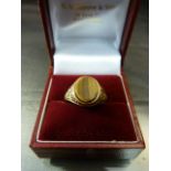 Vintage 9ct Gold Gents Tigers eye Signet ring. The oval Tigers eye measures approx 11.7mm x 9.7mm