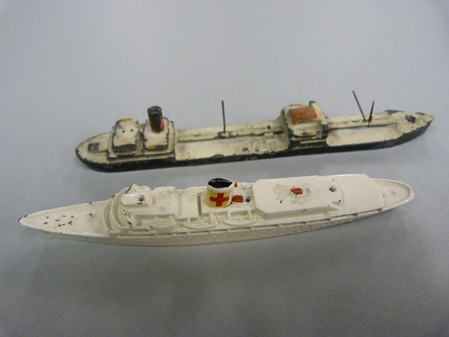 Collection of Die-Cast Metal Tri-Ang ships - Royal Yacht Britannia 1.721, Antilles M.713, HMS - Image 9 of 10