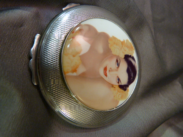 Hallmarked Silver compact with an image of a lady to front by Robert Pringle & Sons, Birmingham - Image 2 of 6