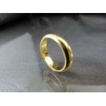 18ct Yellow Gold Wedding Band. Stamped 750. Ring Size UK - P Approx weight 7.1g