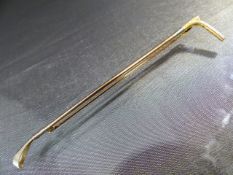 Gold Hunting Brooch marked 9ct and 14ct in the form of a hunting crop. - Two tone Rose Gold and