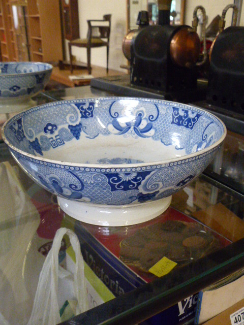 Large Copeland mixing bowl, Blue and White Willow pattern bowl (unmarked), Delph Blue and White - Image 3 of 4