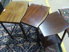 Waring and Gillow - Oak mahogany nest of three tables - Condition report - some bleaching to top