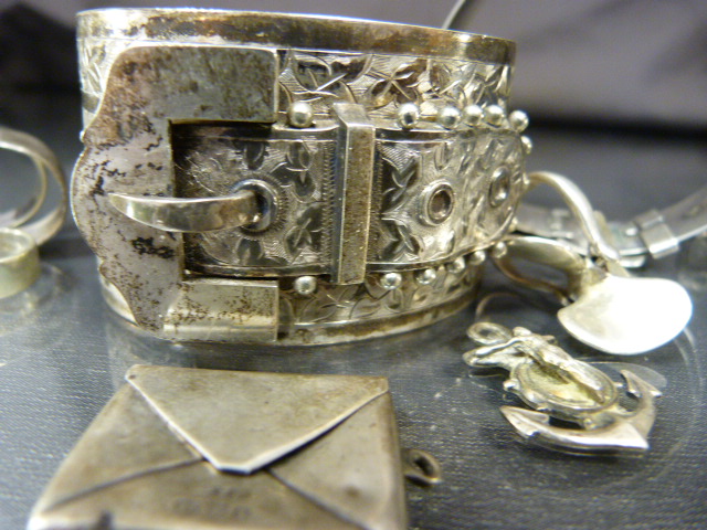 Collection of silver items to include lidded pot, two bangles, three rings a stamp holder etc. Total - Image 7 of 9