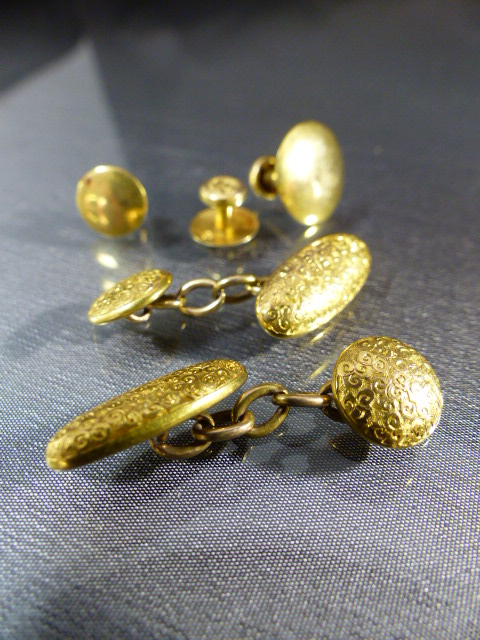 Pair of 9ct Gold Cufflinks, pair of 9ct Gold collar studs and a spare collar stud. - Total approx