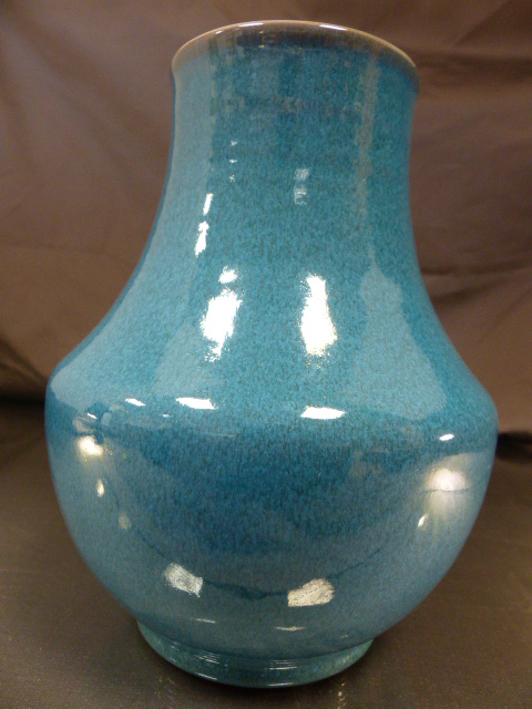 Poole Pottery 1930's red bodied squat vase with bulbous middle decorated with a deep 'Chinese' - Image 3 of 4
