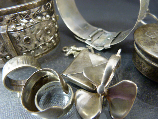 Collection of silver items to include lidded pot, two bangles, three rings a stamp holder etc. Total - Image 9 of 9
