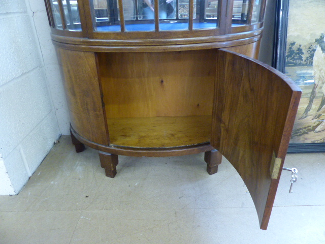 Mahogany bow fronted display cabinet with cupboard underneath. Key in office - Image 4 of 4