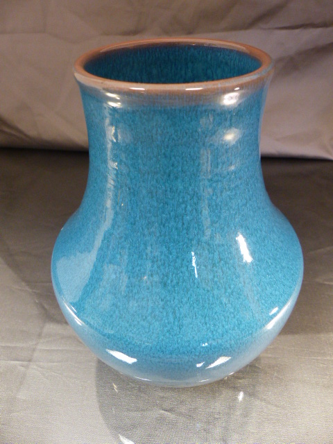 Poole Pottery 1930's red bodied squat vase with bulbous middle decorated with a deep 'Chinese' - Image 2 of 4