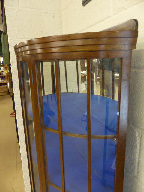 Mahogany bow fronted display cabinet with cupboard underneath. Key in office - Image 3 of 4