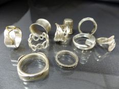 10 hallmarked silver items (9 rings and 1 Thimble) - Containing 9 contemporary silver rings and