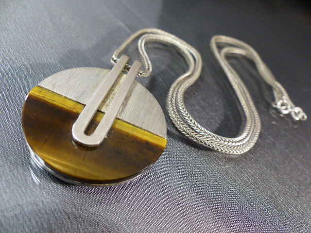 Spanish contemporary pendant and chain. The approx 33.5mm diater disc is half Tigers eye and Half - Image 2 of 3