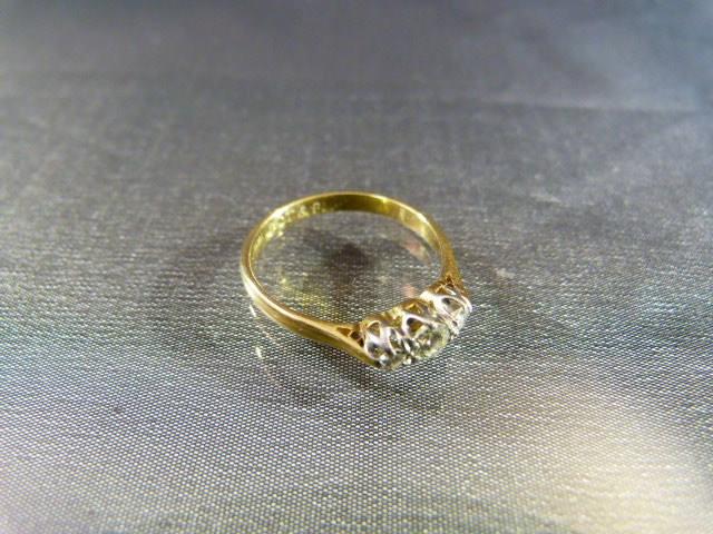 Vintage 18ct P&L 3 stone diamond ring. Centre stone approx 0.10pts with a 0.05pt diamond either - Image 2 of 2