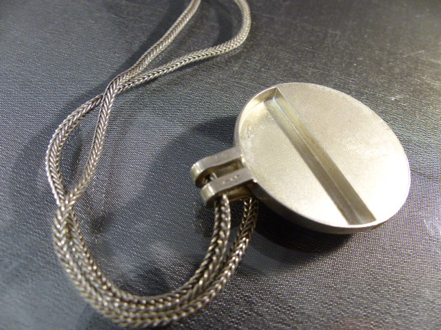 Spanish contemporary pendant and chain. The approx 33.5mm diater disc is half Tigers eye and Half - Image 3 of 3