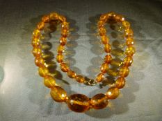 An amber necklace of graduated beads with a 9ct clasp. Approx 48cm & 33.2g