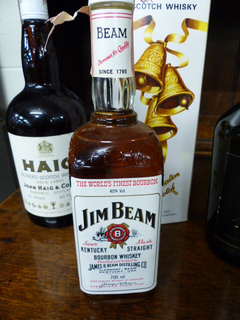 Four bottles of modern Whiskys 'Jim Beam', Bells scotch whisky etc - Image 2 of 5