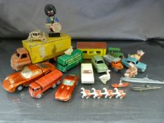 Small collection of unboxed Die-cast cars, lead figures and boats to include a Heinz 57 Dink