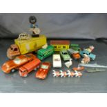 Small collection of unboxed Die-cast cars, lead figures and boats to include a Heinz 57 Dink