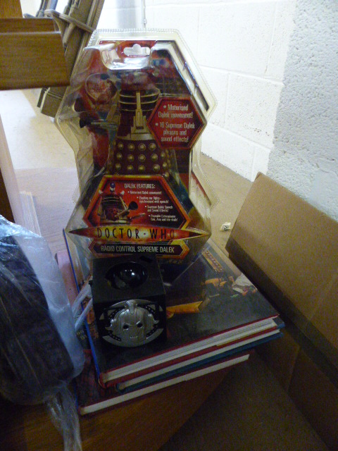 DR Who collectables - To include various books, annuals and a Dr Who Dalek- Radio Control in - Image 5 of 6