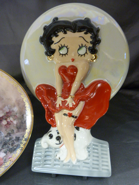 Boxed Wade Betty Boop plaque no 615/1250 along with a Bradford Exchange Collector plate in - Image 3 of 3