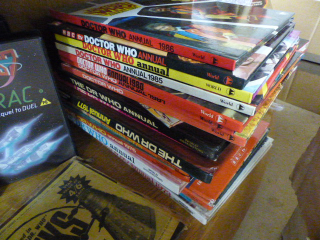 DR Who collectables - To include various books, annuals and a Dr Who Dalek- Radio Control in - Image 4 of 6