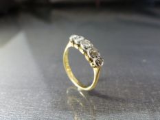 18ct Gold (London 1978) 5 Stone diamond ring. Old Mine Cut Diamonds set in a slight illusion