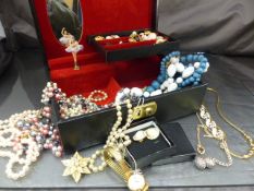 Selection of costume jewellery to include brooches, cultured pearls etc