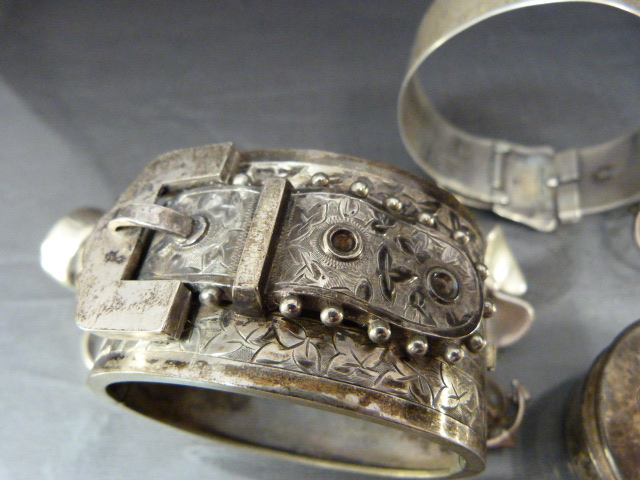 Collection of silver items to include lidded pot, two bangles, three rings a stamp holder etc. Total - Image 6 of 9
