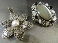 A Suarti hallmarked silver (925) pendant in the shape of a flower head. Centre of the flower set