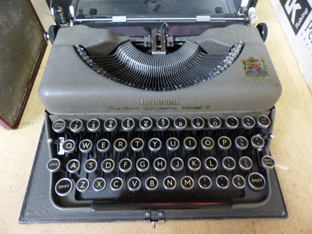 Aldis boxed vintage projector along with a Vintage typewriter in case - Image 3 of 4