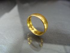 Gold wedding band hallmarked 22ct approx 4.3g