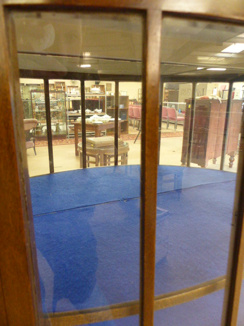 Mahogany bow fronted display cabinet with cupboard underneath. Key in office - Image 2 of 4