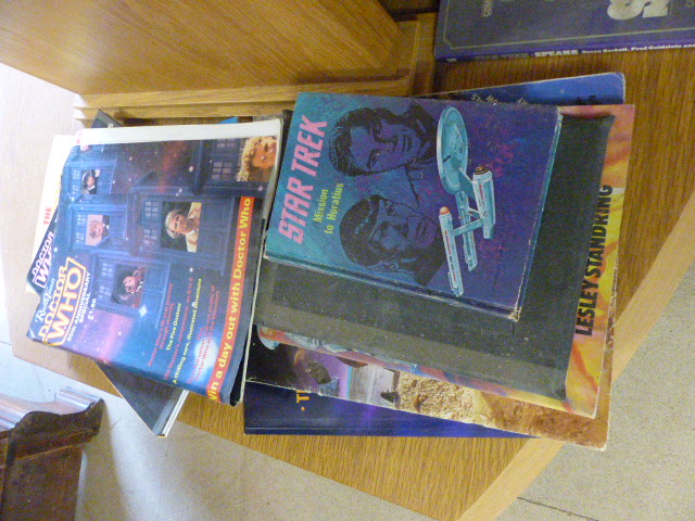 DR Who collectables - To include various books, annuals and a Dr Who Dalek- Radio Control in - Image 6 of 6