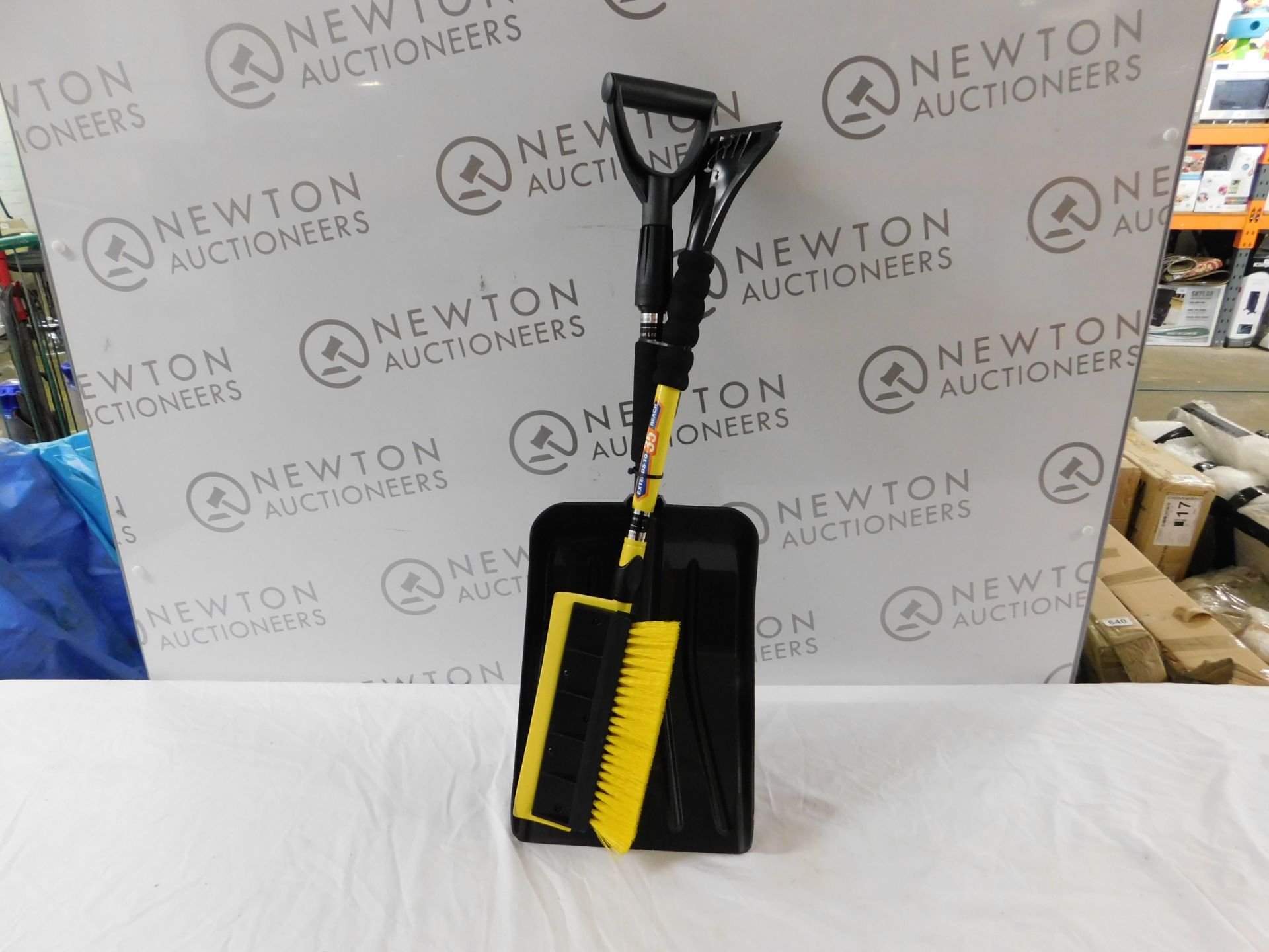 1 BRAND NEW SUBZERO SHOVEL AND SNOWBROOM COMBO WITH EXTENDABLE REACH RRP £34.99