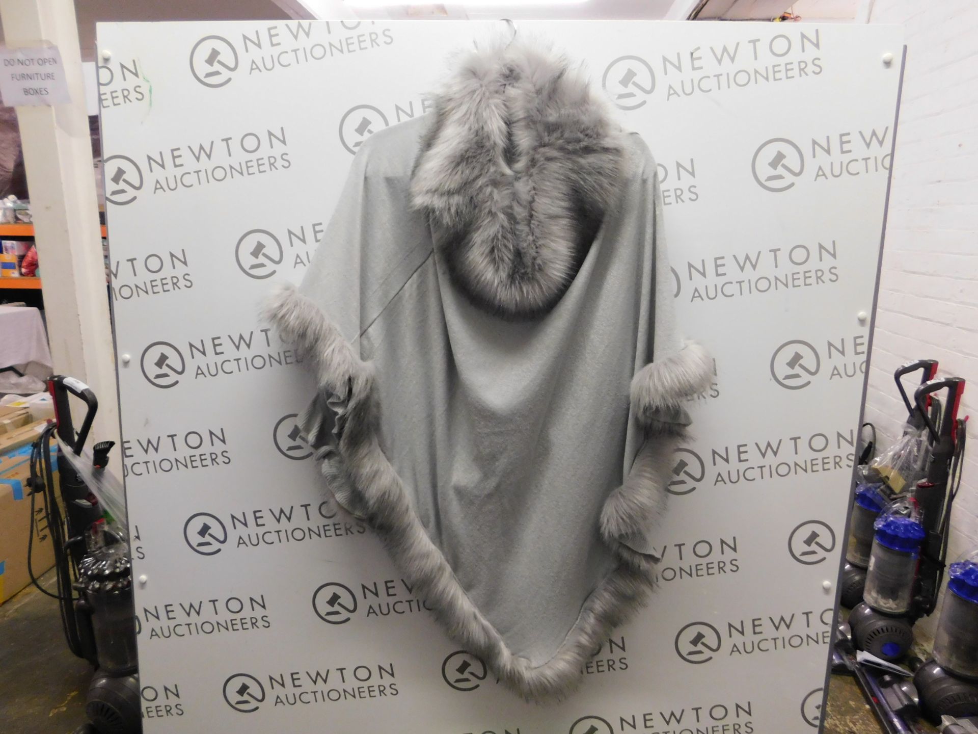 1 JAYLEY KIM WOMENS LIGHT GREY FUR TRIM PONCHO RRP £129.99