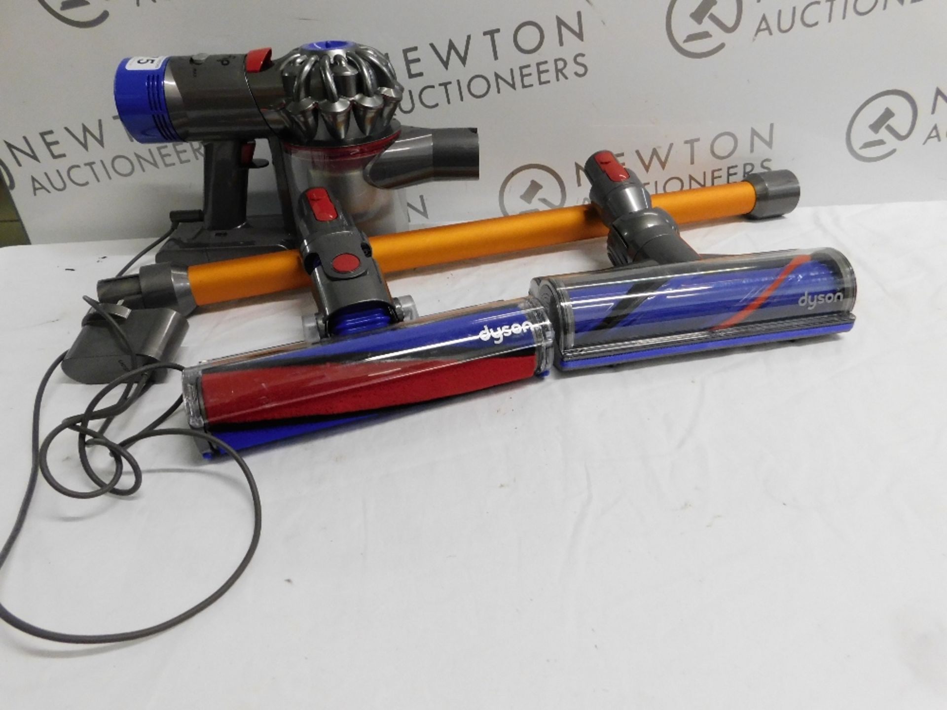 1 DYSON V8 ABSOLUTE DIGITAL SLIM VACUUM CLEANER WITH CHARGER RRP £499 (WORKING, IN GOOD CONDITION)