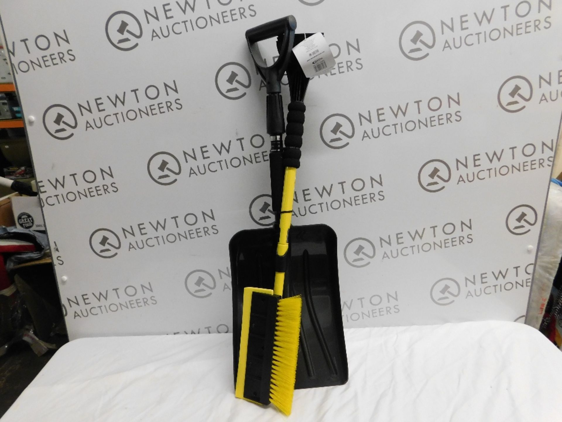 1 BRAND NEW SUBZERO SHOVEL AND SNOWBROOM COMBO WITH EXTENDABLE REACH RRP £34.99