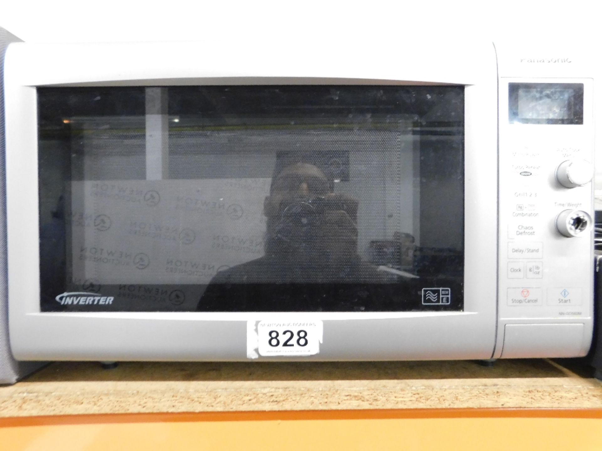 1 PANASONIC NN-GD560M 900W INVERTER MICROWAVE OVEN RRP £249