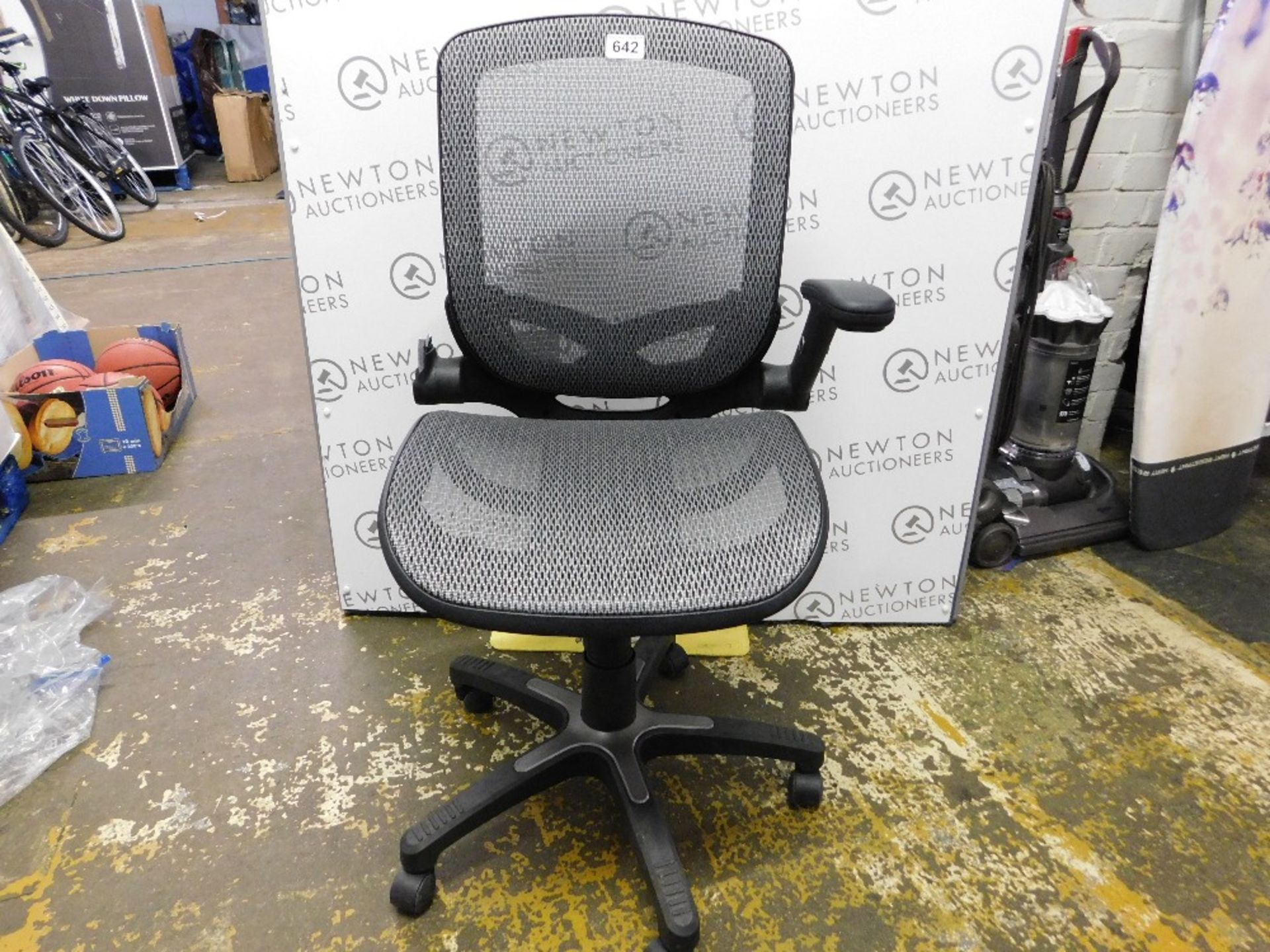 1 BAYSIDE FURNISHING METRO MESH BLACK OFFICE CHAIR WITH ADJUSTABLE ARMS RRP £149.99