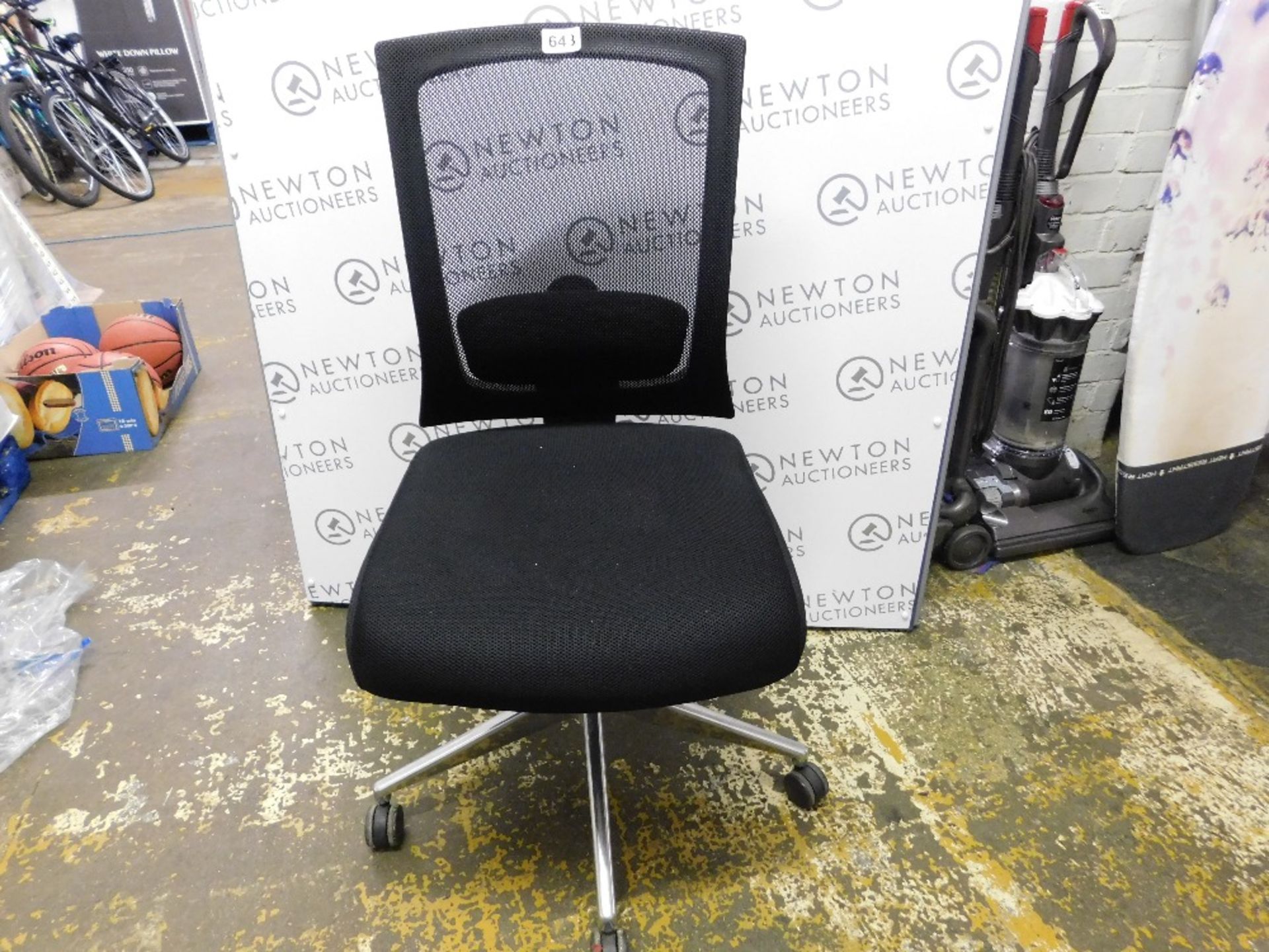 1 ITALIAN BLACK SILVER MESH OFFICE CHAIR RRP £119.99