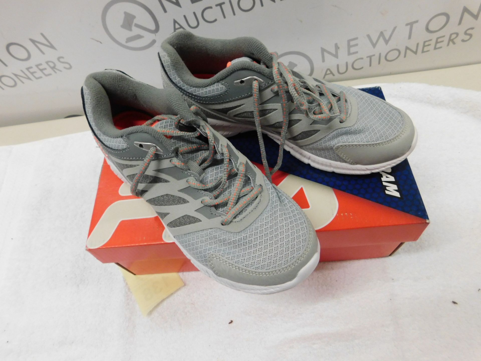 1 BOXED PAIR OF WOMENS FILA MEMORY TECHNIQUE LIGHT GREY/ CORAL TRAINERS UK SIZE 5 RRP £37.99