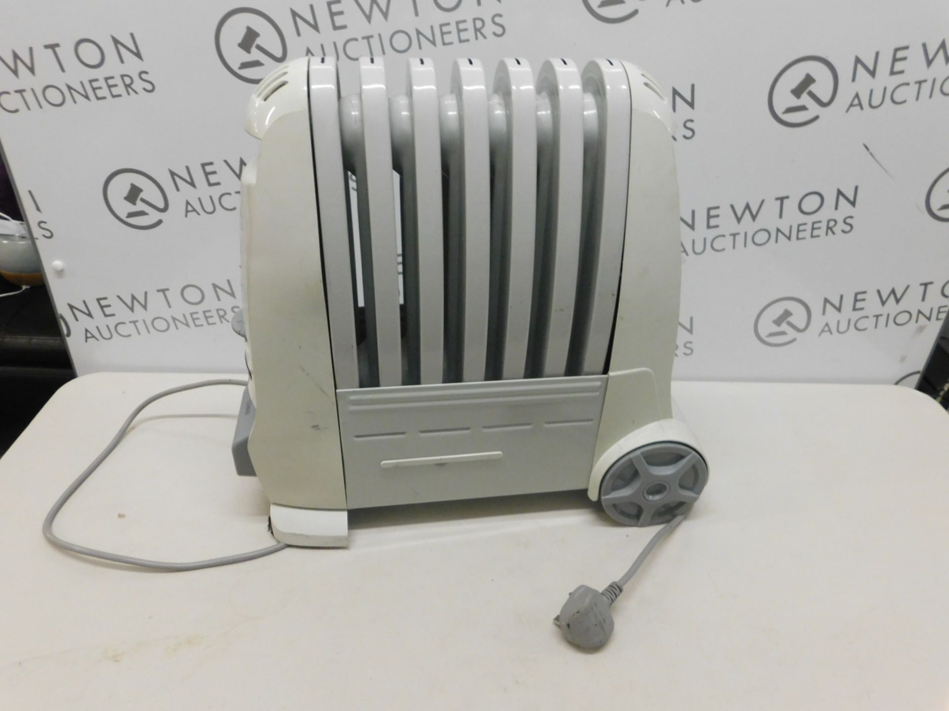 1 DELONGHI BAMBINO SPEED WARM ELECTRIC RADIATOR RRP £89.99