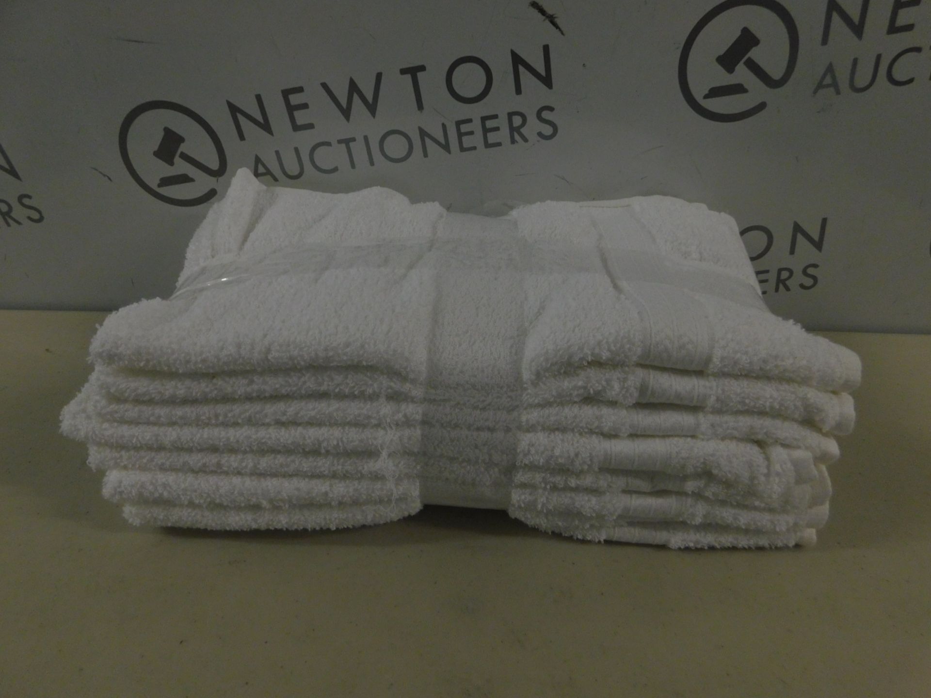 8 GRANDEUR HOSPITALITY HAND TOWELS RRP £39.99